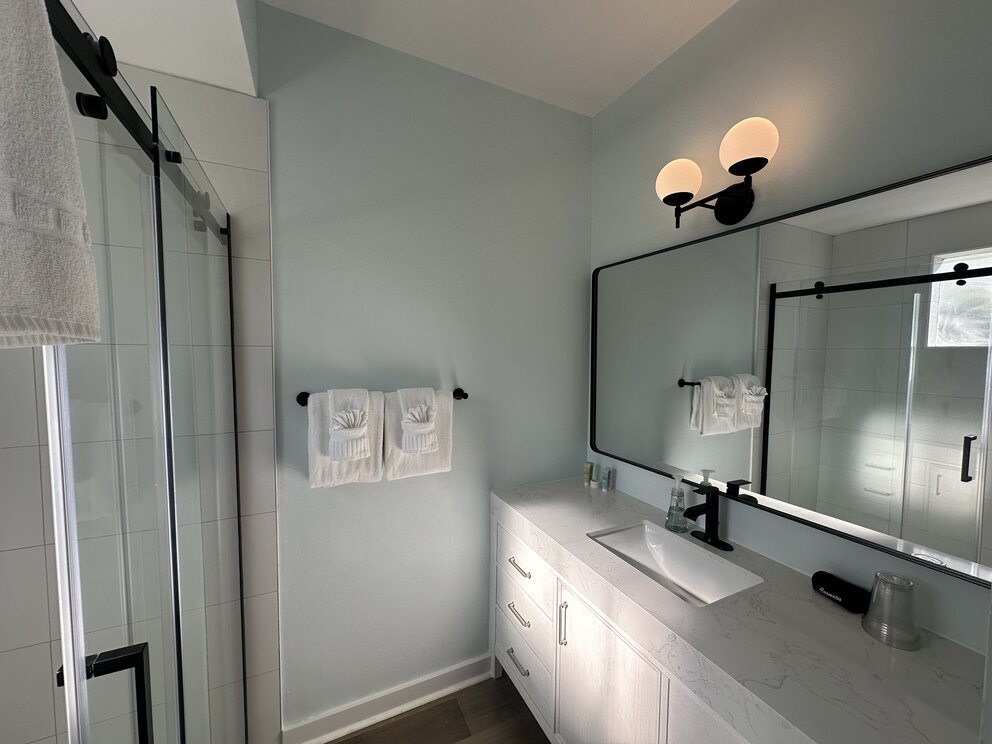 Room 403 Deluxe King Bathroom